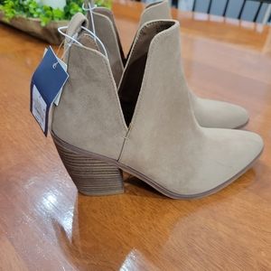 Womens Universal Thread taupe booties